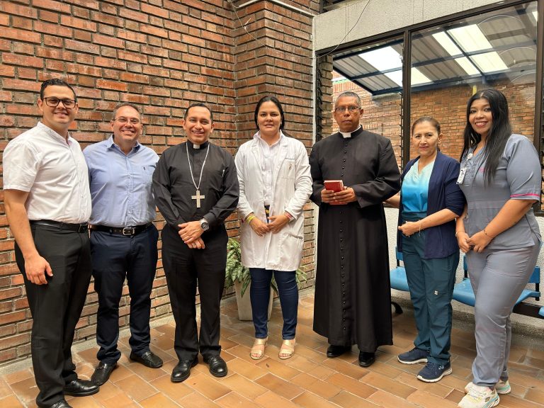 Monseñor Rodrigo Gallego Trujillo visita el HROB: esperanza que también sana