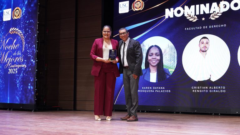 ¡Ganamos! Universidad Santiago de Cali exalta a nuestra gerente Clara Inés Sánchez por su compromiso con la comunidad en ‘La Noche de los Mejores 2025’