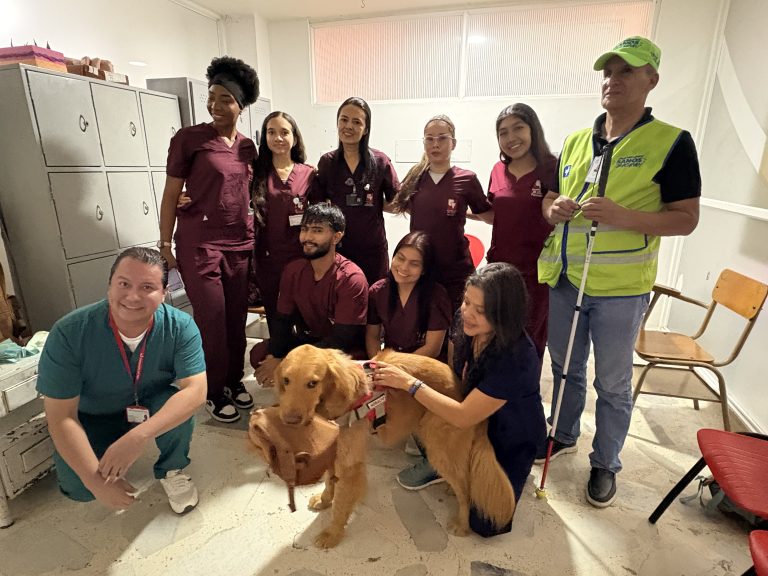 Intervención asistida con perros fortalece el bienestar emocional de los usuarios del HROB